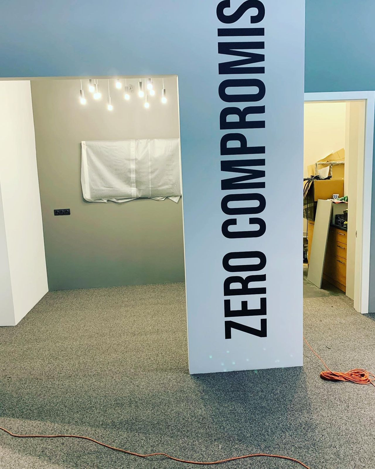 Автосалон Tesla в Москве